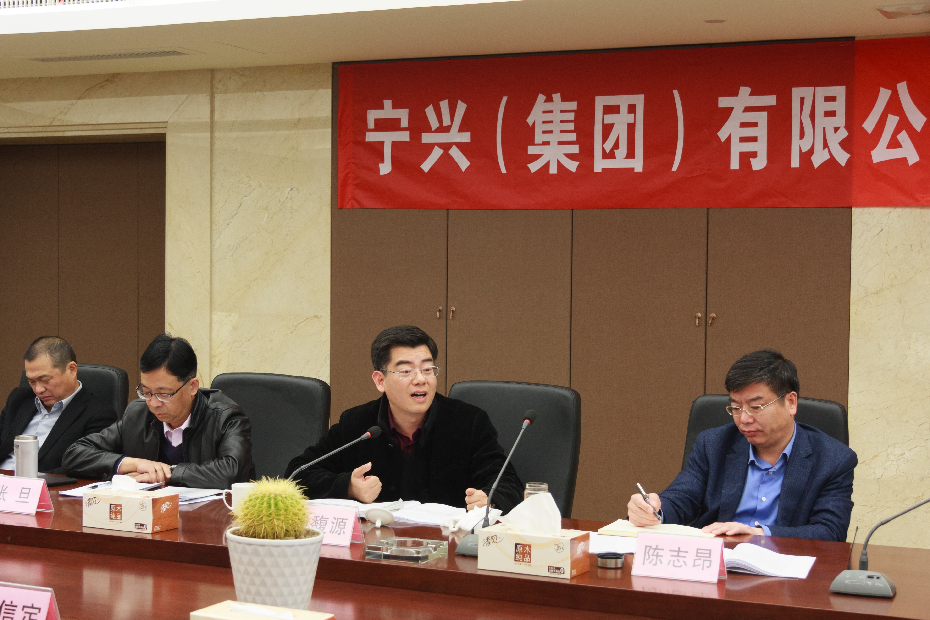 市国资委副书记,副主任杨馥源和市商务会副主任徐建华出席会议并讲话